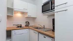 A compact kitchenette with a microwave, kettle, and a dishwasher. - Maisonette by Hourtin-Carcans Lake (Hourtin)
