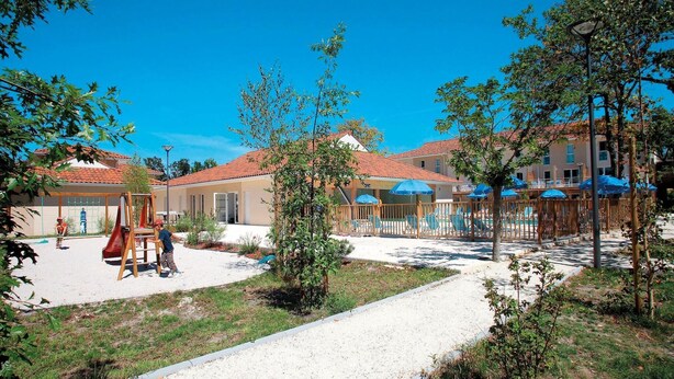 A courtyard with a pool area, outdoor seating, and a playground. - Maisonette by Hourtin-Carcans Lake (Hourtin)