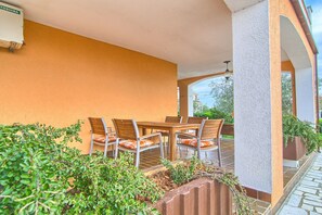 Outdoor dining - Apartment in Croatia near Stunning Coastline (Pula)