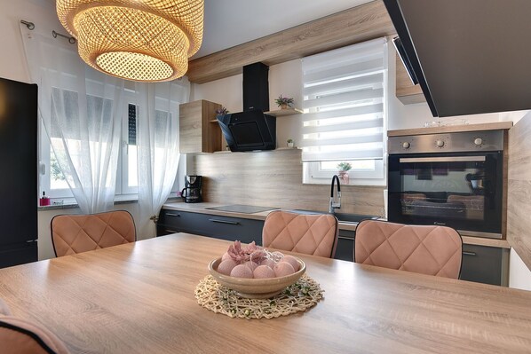 Fridge, oven, stovetop, dishwasher - Apartment in Croatia near the Adriatic Coast (Medulin)