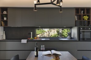 Frigorífico, microondas, horno y placa de cocina