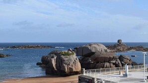A coastal landscape with large rocks, a sandy beach, and the ocean. - Apartment in Trégastel near Renote Island (Trégastel)