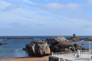 A coastal landscape with large rocks, a sandy beach, and the ocean. - Apartment in Trégastel near Renote Island (Trégastel)