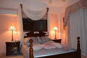 A bedroom with a four-poster bed, two bedside tables, and a nightstand. - Villa in Elounda with Private Pool & BBQ (Elounda)