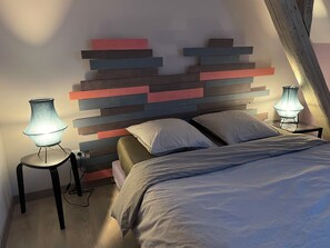 2 Schlafzimmer, Schreibtisch, Bügeleisen/Bügelbrett, Reisekinderbett