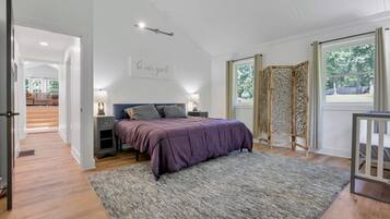 7 makuuhuonetta, työpöytä, silitysrauta/-lauta, vauvan matkasänky