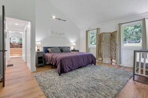 7 makuuhuonetta, työpöytä, silitysrauta/-lauta, vauvan matkasänky