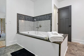 Shower, jetted tub, eco-friendly toiletries, hair dryer - Adventures at Aspen Way: WHOLE HOME & 7 ACRE RETREAT (Rockbridge)
