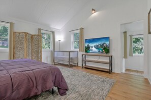 7 makuuhuonetta, työpöytä, silitysrauta/-lauta, vauvan matkasänky