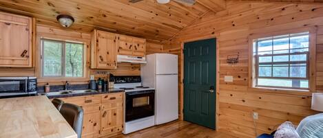 Køleskab, mikrobølgeovn, ovn, kogeplade