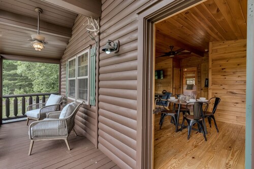 Private Cabin in the Woods-Close to all amenities