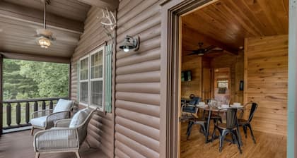 Private Cabin in the Woods-Close to all amenities