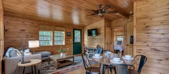 Private Cabin in the Woods-Close to all amenities