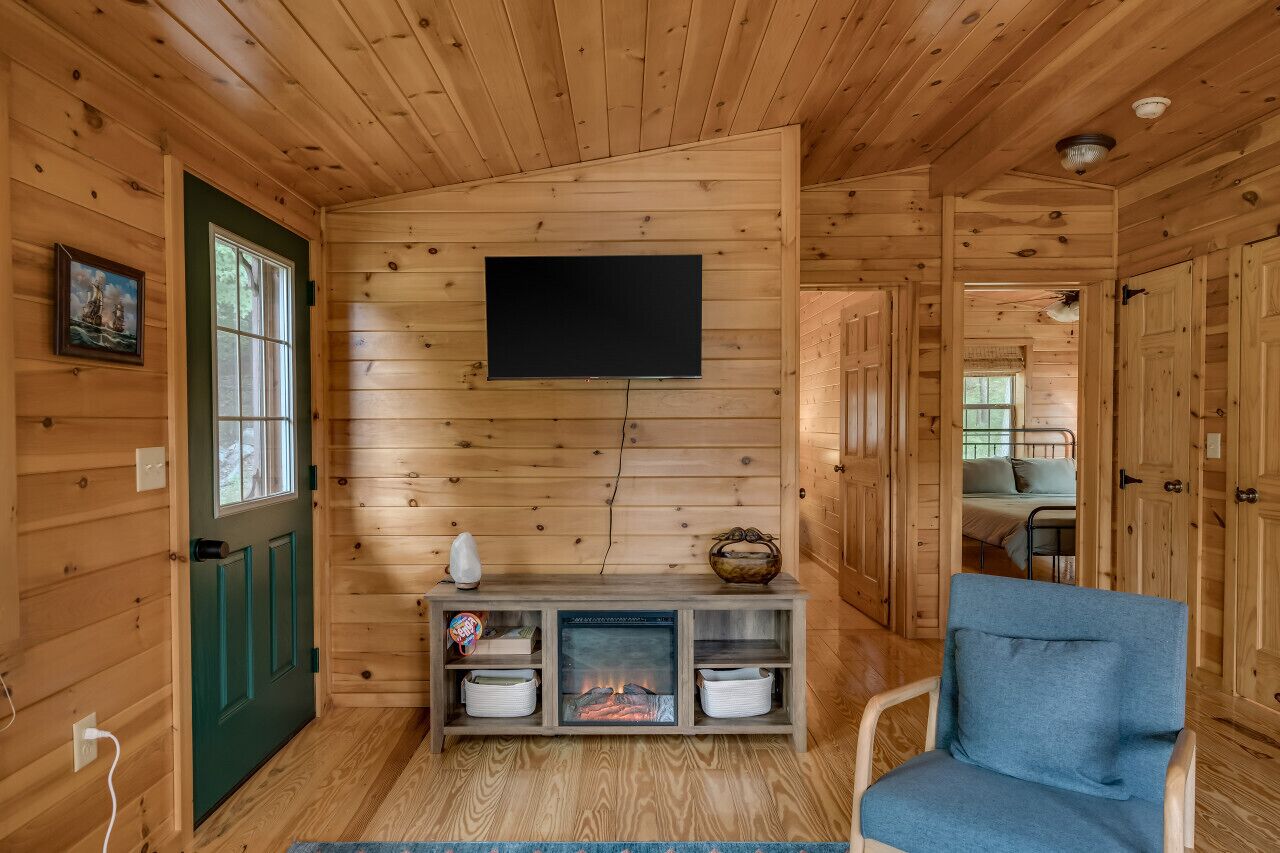 2 makuuhuonetta, työpöytä, silitysrauta/-lauta, vauvan matkasänky