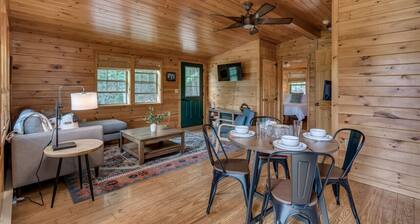 Private Cabin in the Woods-Close to all amenities