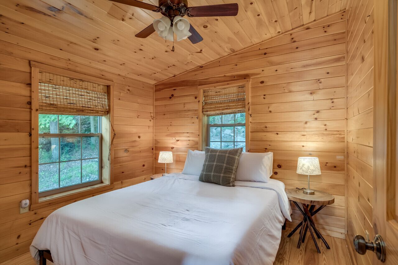 2 camere, una scrivania, ferro/asse da stiro, culla da viaggio