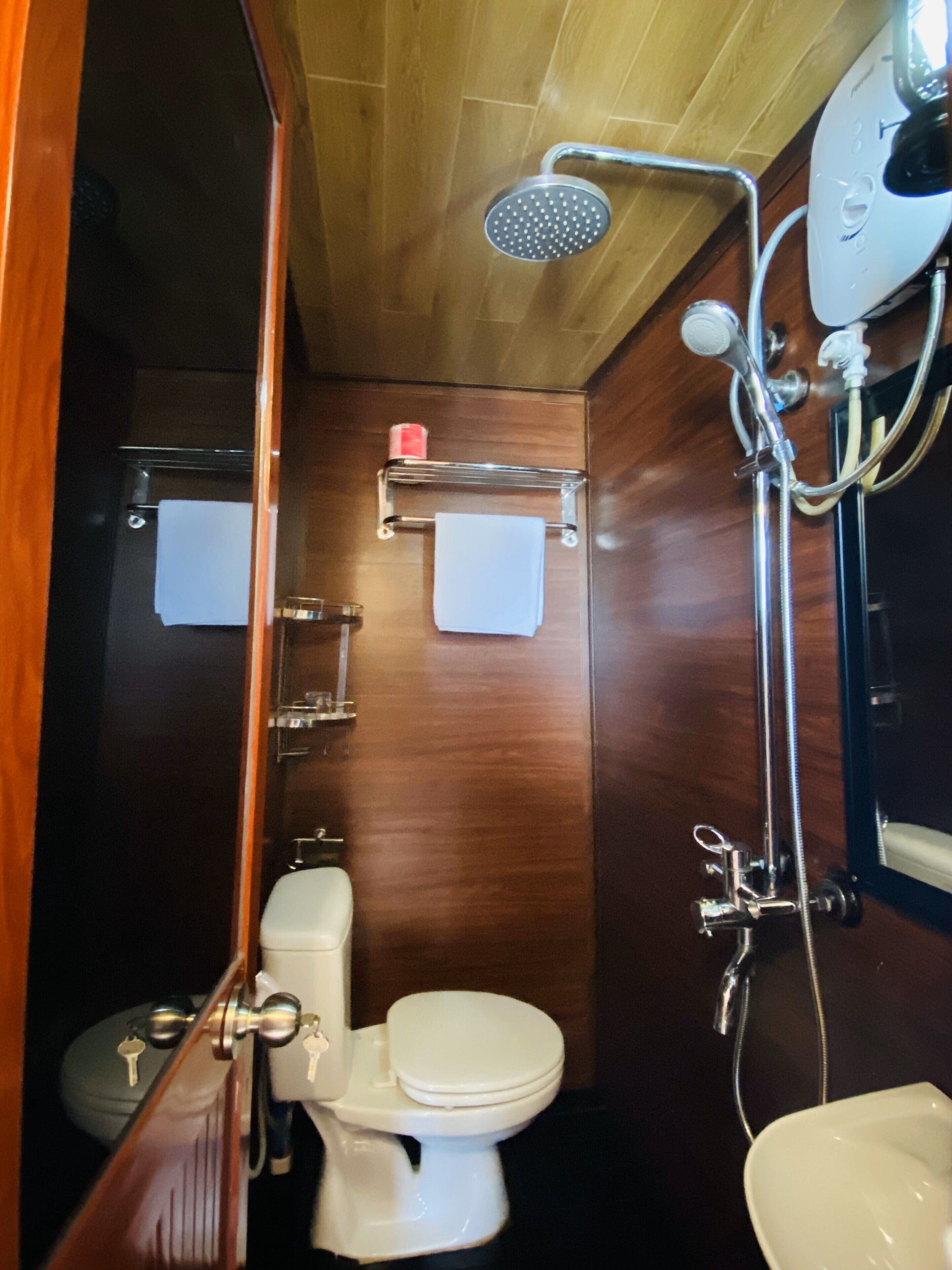 Deluxe Cabin | Bathroom | Shower, rainfall showerhead, free toiletries, towels