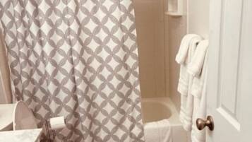 Een haardroger, handdoeken