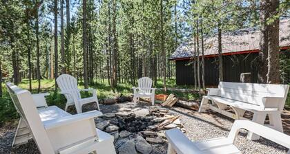 Hot Tub! Cozy beds sleeps 10, Wi-Fi, only 20 miles to West Yellowstone
