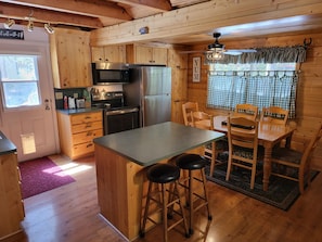 Fridge, microwave, oven, stovetop - Hot Tub! Cozy beds sleeps 10, Wi-Fi, only 20 miles to West Yellowstone (Island Park)