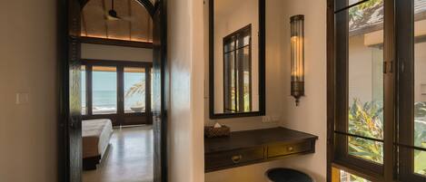 Villa with Sea View | Coffres-forts dans les chambres, bureau, Wi-Fi gratuit, draps fournis