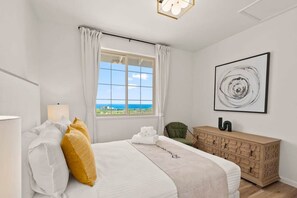 4 dormitorios, escritorio, tabla de planchar con plancha y cuna de viaje