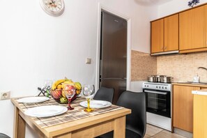 Kühlschrank, Ofen, Herdplatte, Wasserkocher mit Kaffee-/Teezubehör