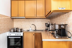 Fridge, oven, stovetop, coffee/tea maker