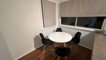 Economy Apartment | Ruang tamu | TV LCD, Netflix, perkhidmatan penstriman