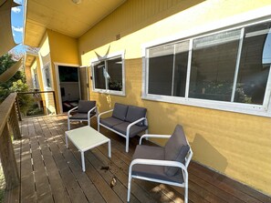 Decoración personalizada, muebles diferentes y cortinas blackout 