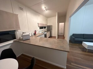 Economy Apartment | Private kitchen | Full-sized fridge, microwave, oven, dishwasher - Breimba Street Apartments  (Grafton)
