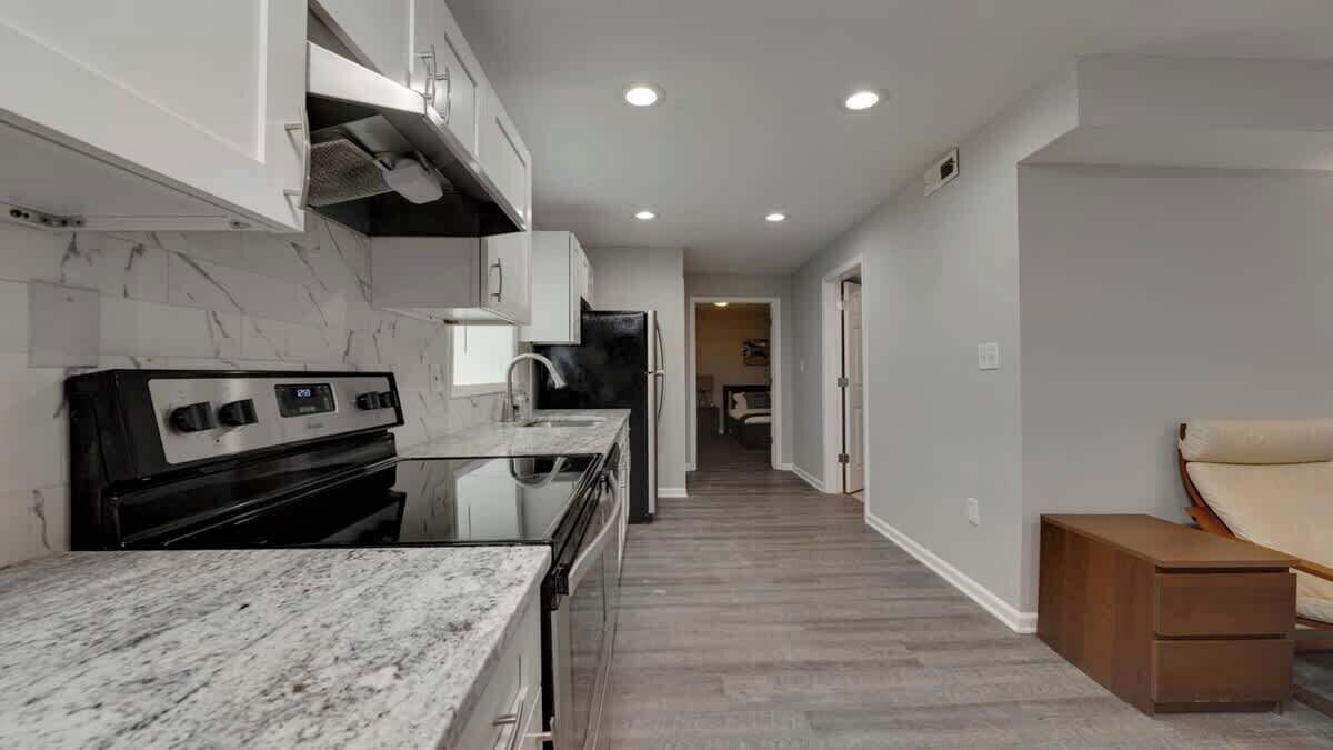 Een koelkast, een magnetron, een kookplaat, een vaatwasser