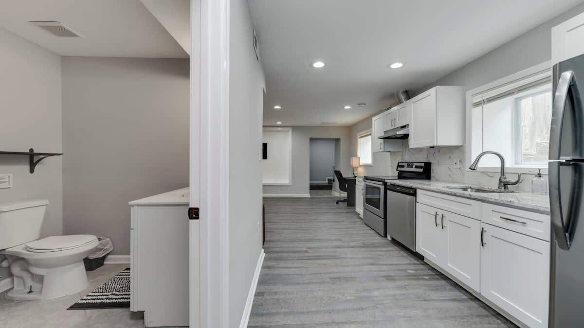 Réfrigérateur, micro-ondes, plaque de cuisson, lave-vaisselle