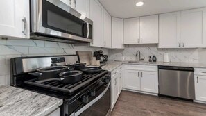 Jääkaappi, mikroaaltouuni, liesi, astianpesukone