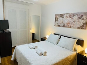 1 habitación, tabla de planchar con plancha y ropa de cama 