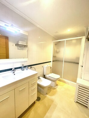 Hair dryer, towels, soap, toilet paper - RELAX APARTMENT (Viveiro)