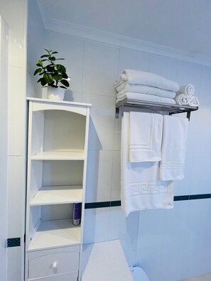 Hair dryer, towels, soap, toilet paper - RELAX APARTMENT (Viveiro)