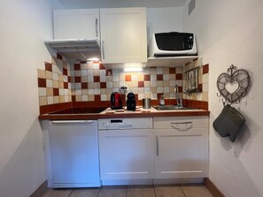 Mikrowelle, Herdplatte, Geschirrspüler