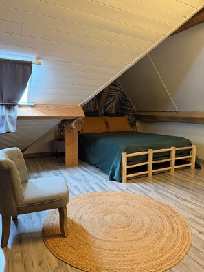 1 bedroom, bed sheets