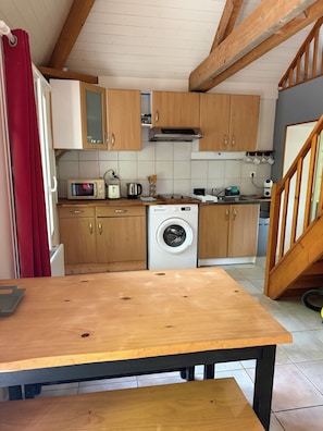 Coffee/tea maker, fridge, microwave, stovetop