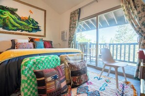 Escritorio, wifi gratis y ropa de cama 