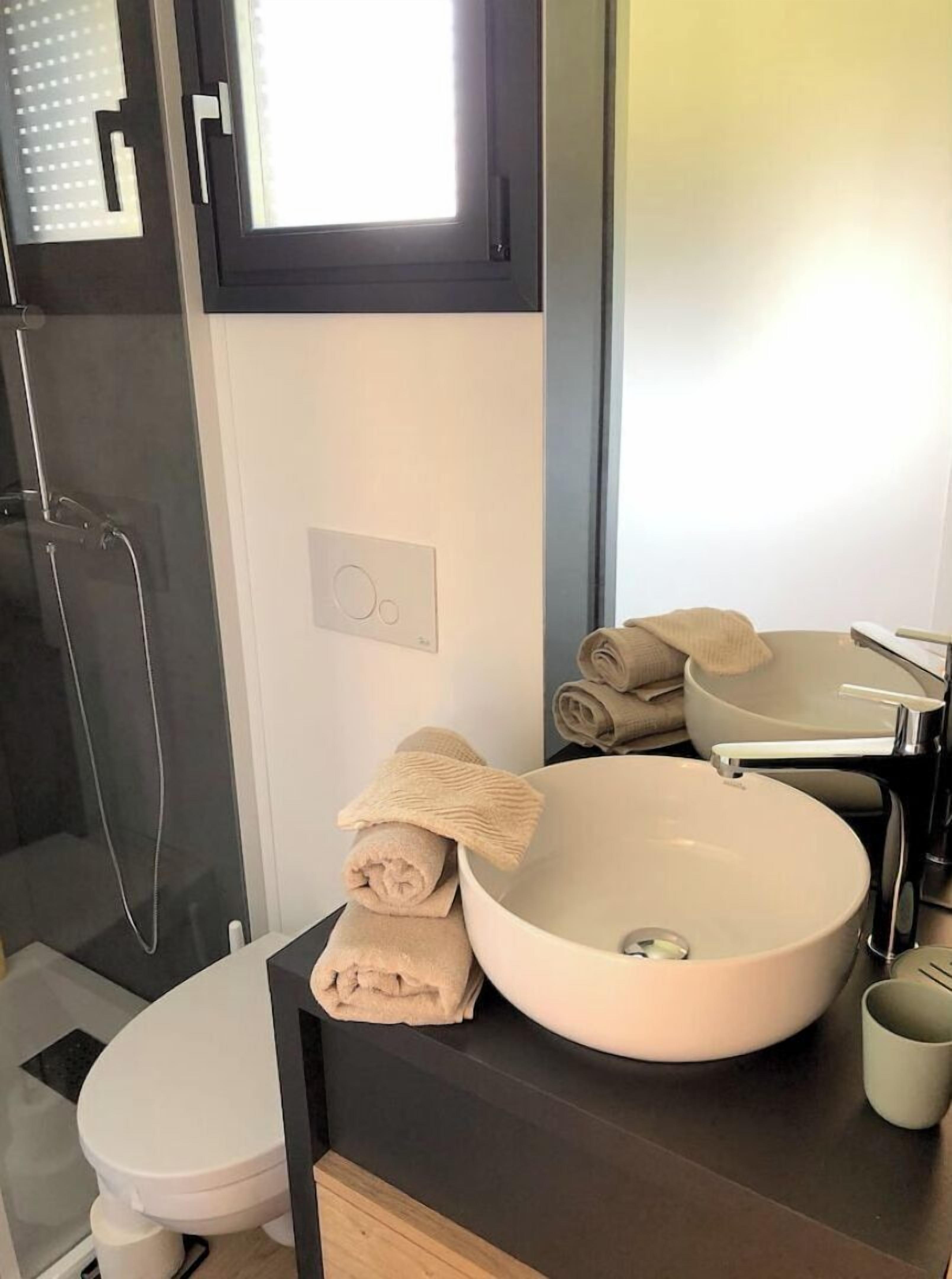 Sèche-cheveux, serviettes fournies, savon, papier toilette