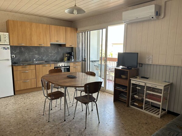 Jääkaappi, mikroaaltouuni, uuni