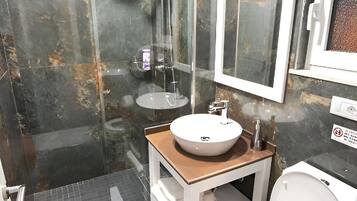 Quarto casal clássico | Banheiro | Chuveiro, produtos de toalete grátis, secador de cabelo, chinelos