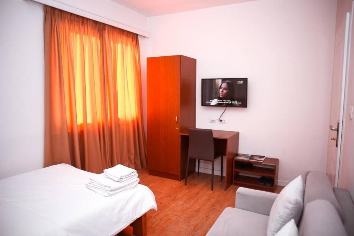 Double Room with Shared Bathroom, 202 | 무료 WiFi, 침대 시트