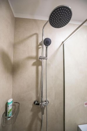 Single Room with Shared Bathroom, 203 | 浴室 | 淋浴設備、免費盥洗用品、吹風機、拖鞋