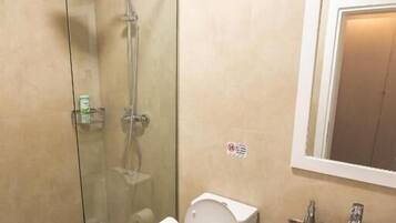 Vòi sen phun mưa, máy sấy tóc, dép đi trong nhà, khăn tắm