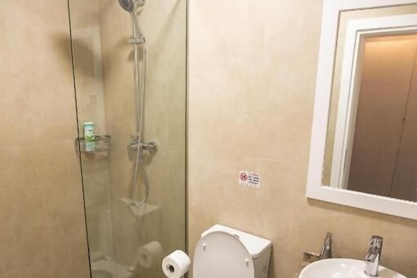 Habitación triple clásica | Baño | Regadera, amenidades de baño gratuitas, secadora de cabello, pantuflas