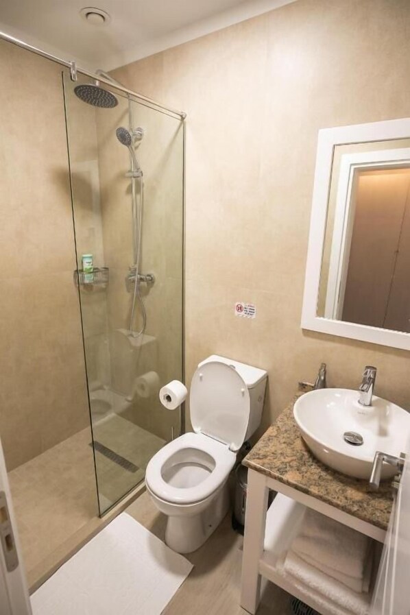 Classic Triple Room 101 | Bathroom | Rainfall showerhead, hair dryer, slippers, towels - Hotel Sidi (Tirana)