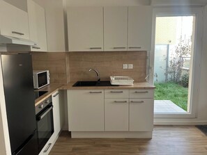 Frigorifero, microonde, forno, piano cottura